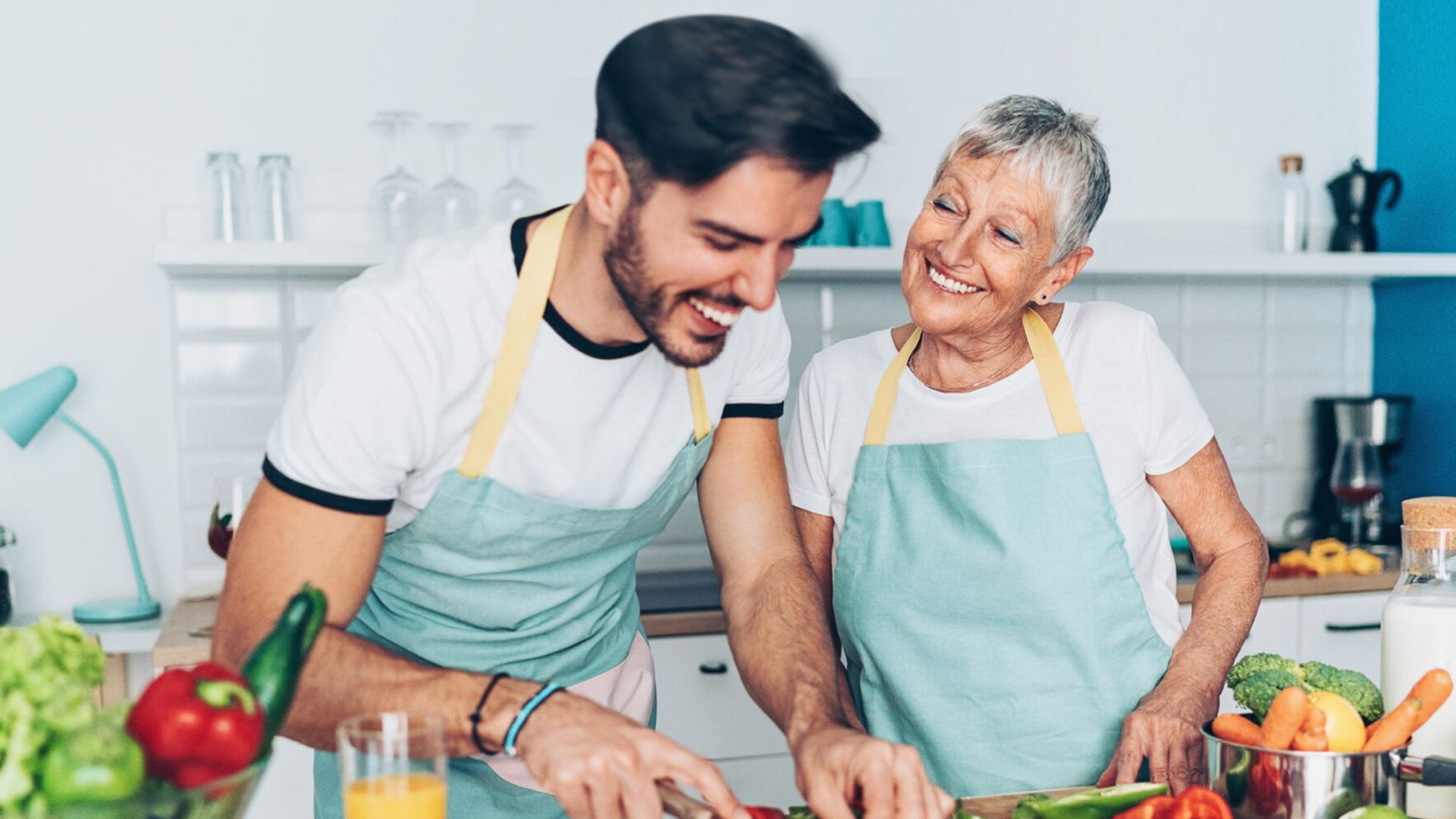 homme et maman sourire joyeux cuisine