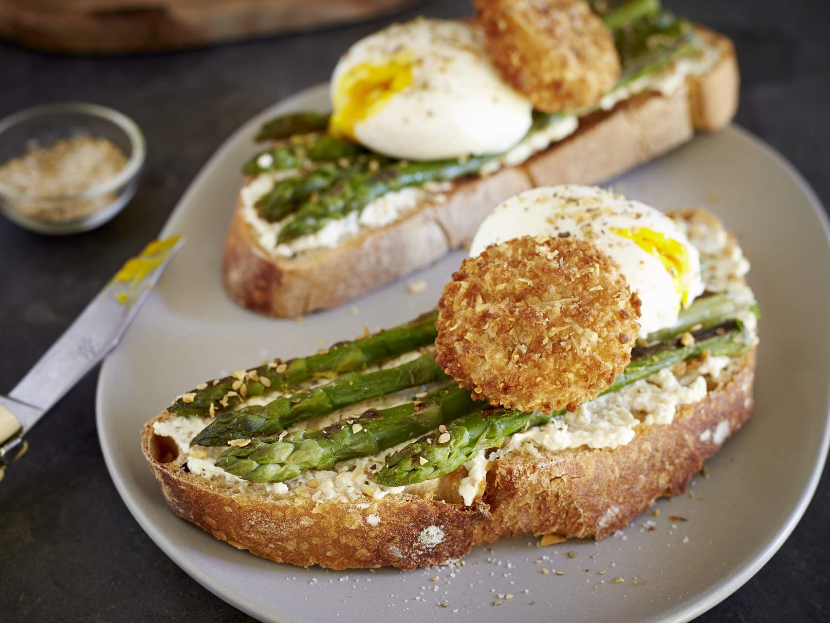 Tartine d'asperge grillée, oeuf poché et palet au chèvre