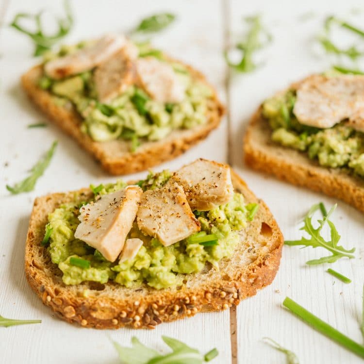 Avocado Toast et émincés de poulet Père Dodu