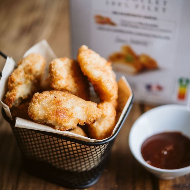 Photo des nuggets l'Atelier Père Dodu accompagnés de leur sauce barbecue au miel