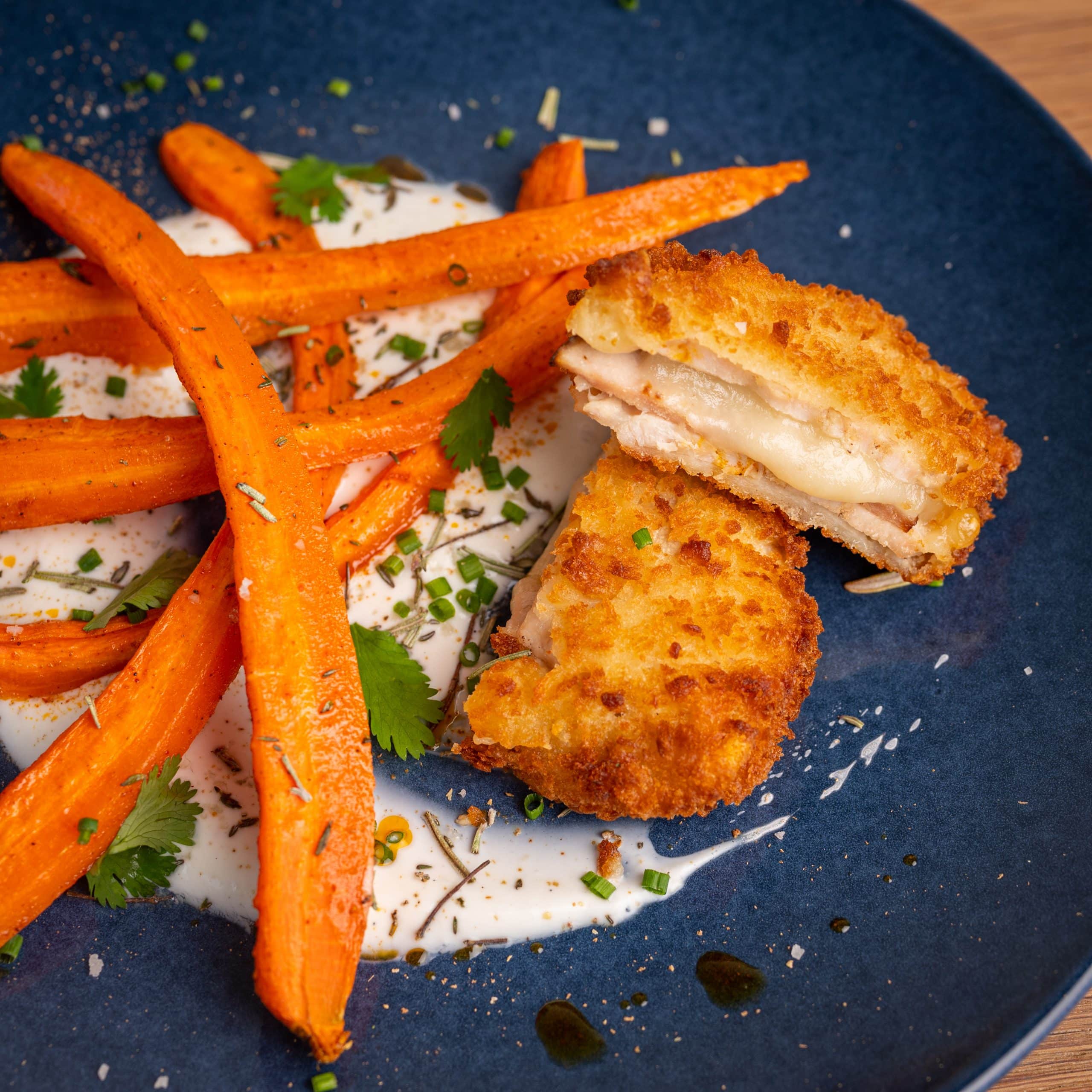 Photo d'ambiance Escalope Cordon Bleu l'Atelier Père Dodu et ses carottes rôties au paprika